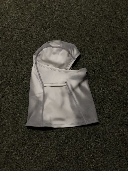 Балаклава що змінює колір та реагує на теплоту