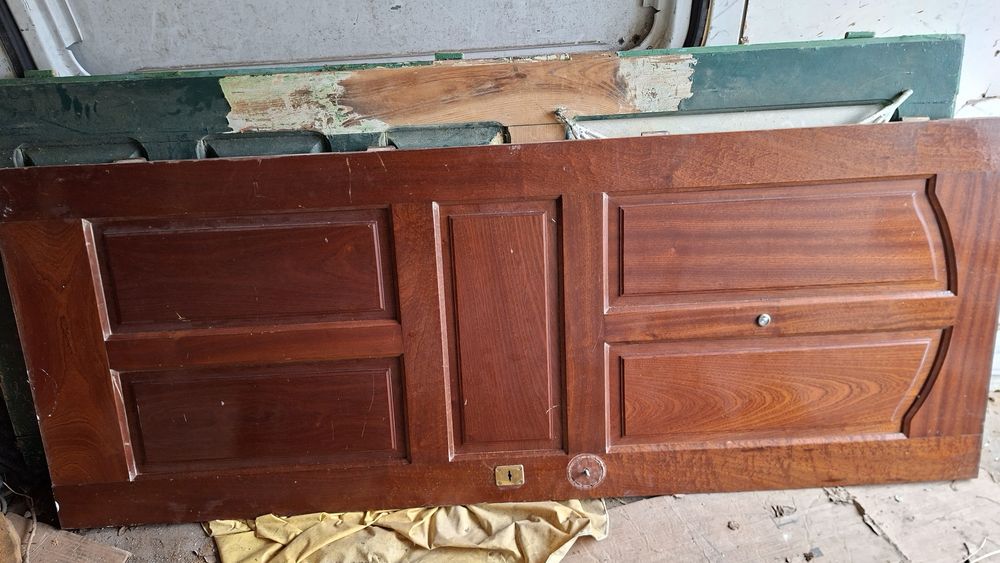 Portas usadas em mogno