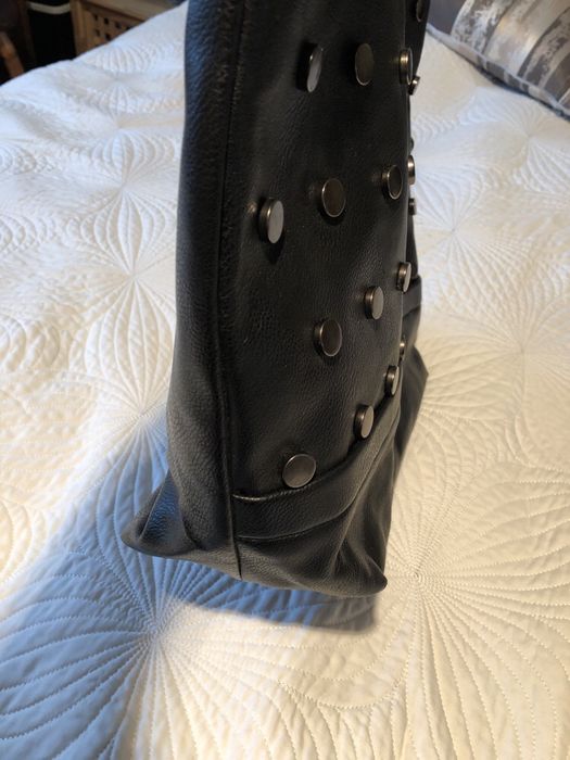 Czarna torebka z ćwiekami z ekoskóry .