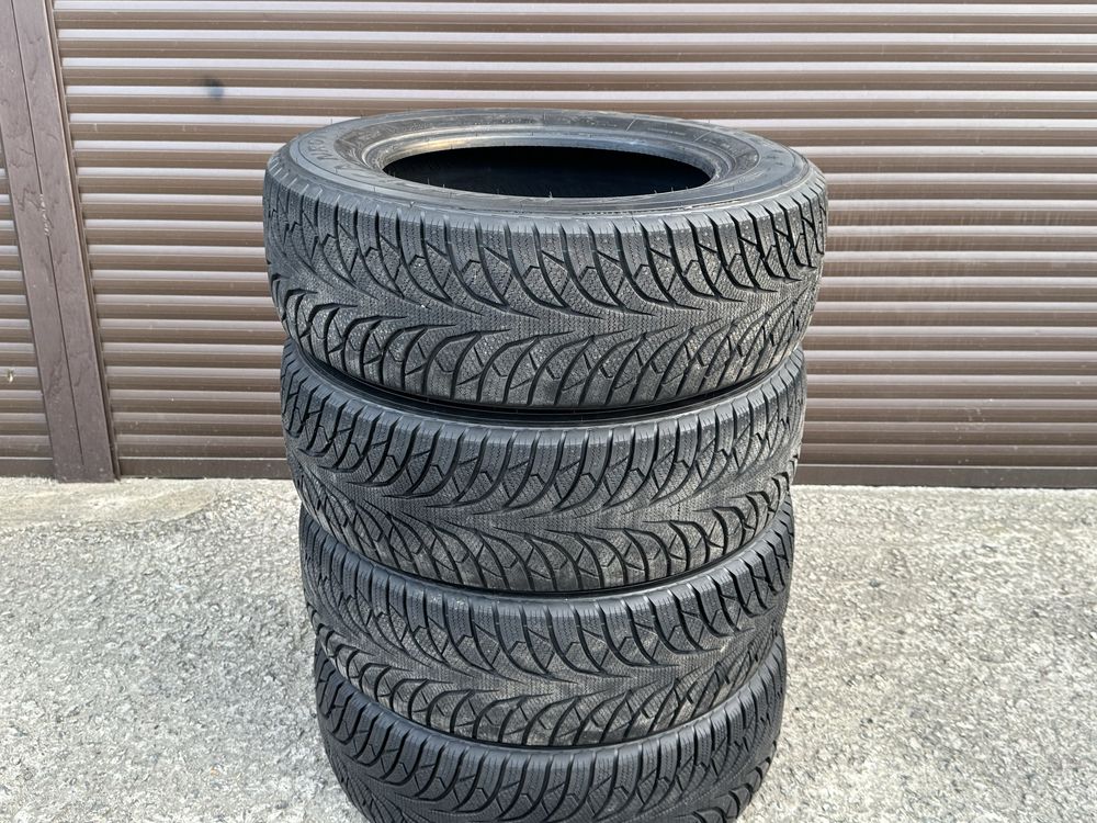Продам зимнюю резину. R 235/65/17