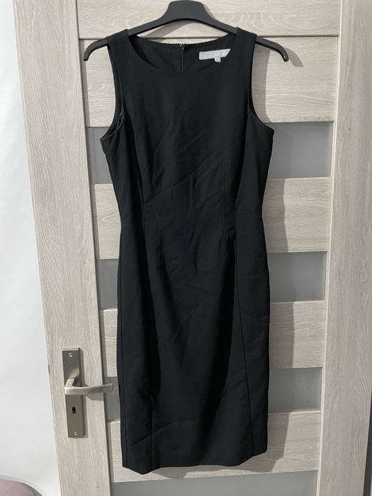 Elegancka dopasowana czarna sukienka mała czarna