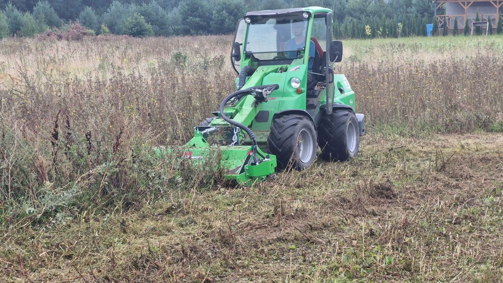 Karczowanie terenu Wyrywnie korzeni Koszenie nieużytkówUsługi rębakiem