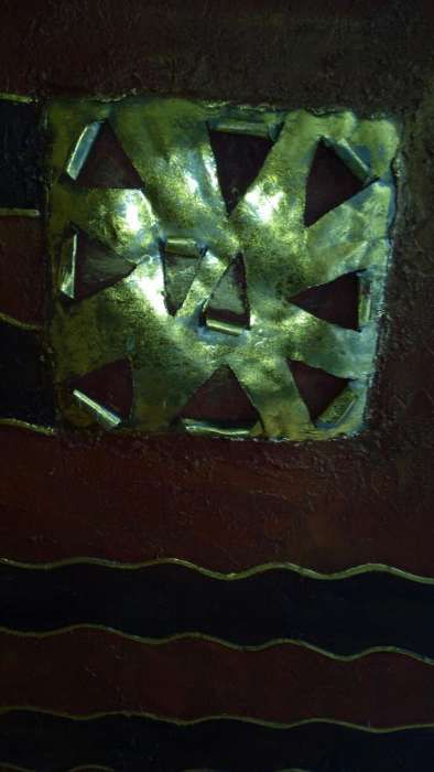 Quadro em técnica mista com aplicações em latão dourado,com 130x100 cm