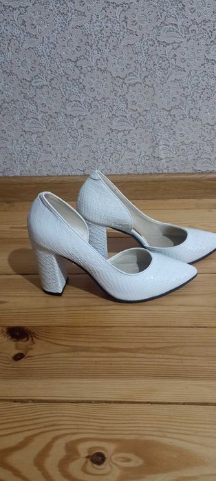 Весільні білі туфлі