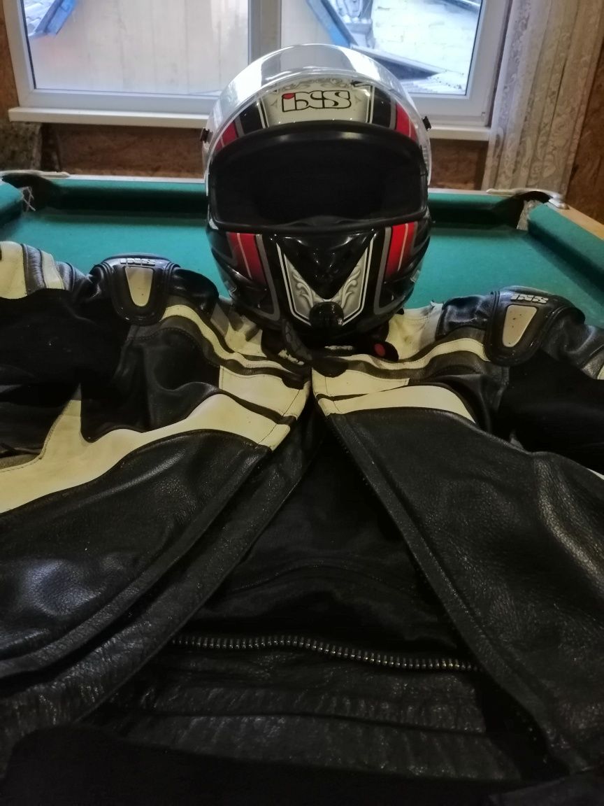 Мотокостюм ( 54 р.) , мотоботы ( 43 р.), перчатки, шлем.