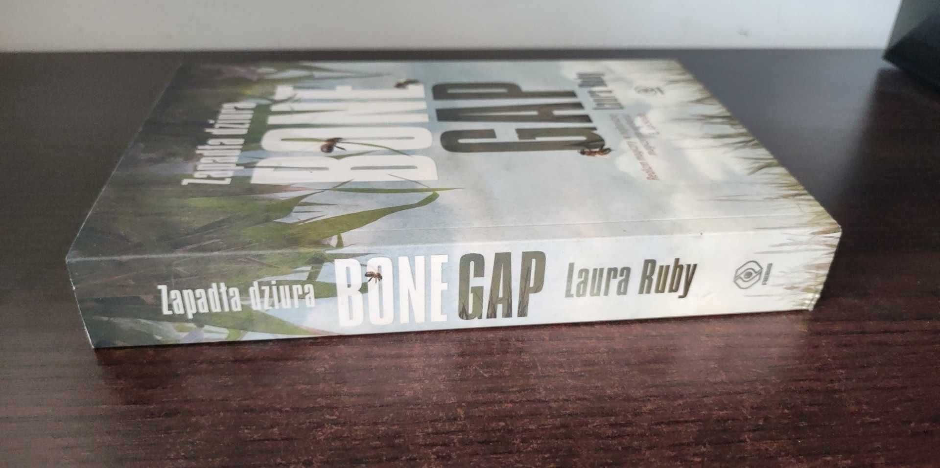 Zapadła dziura Bone Gap - Laura Ruby