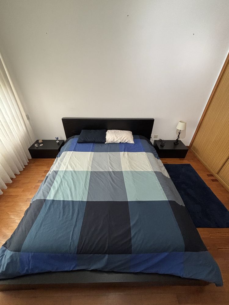 Cama, colchão, mesas cabeceira e camiseiro