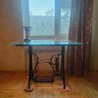 Стеклянный стол на базе станины зингер singer