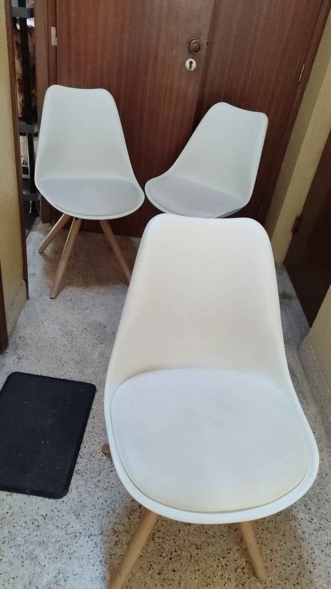 Cadeiras brancas estofadas