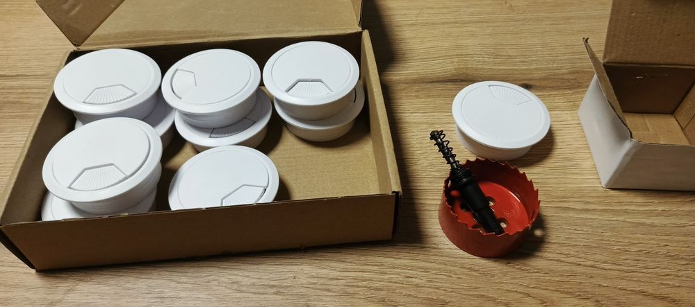 Меблева заглушка для кабелів Разом з коронкою.