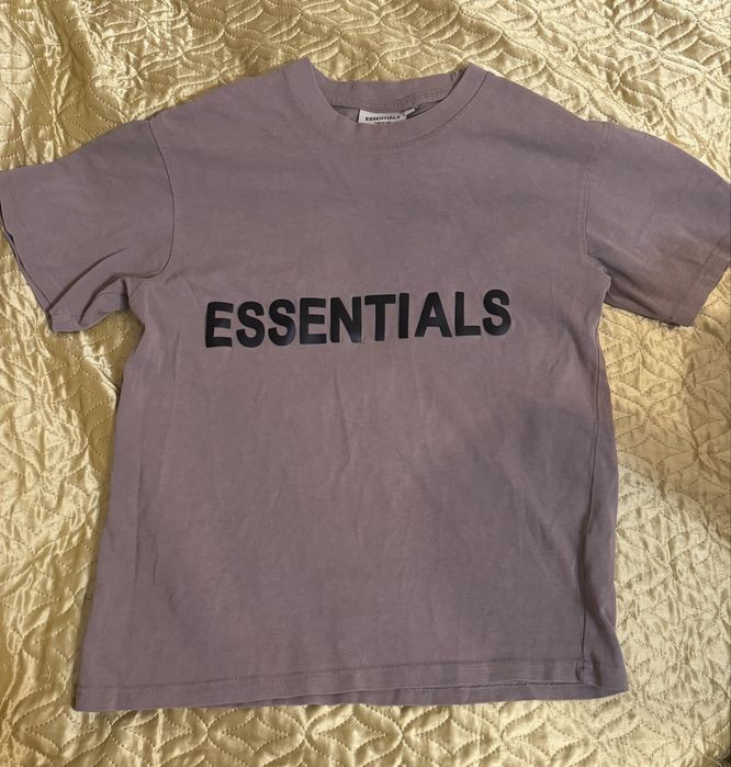 Футболка ESSENTIALS в отличном состоянии почти новая