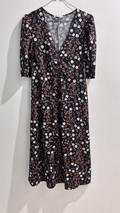 Vestido florido com decote