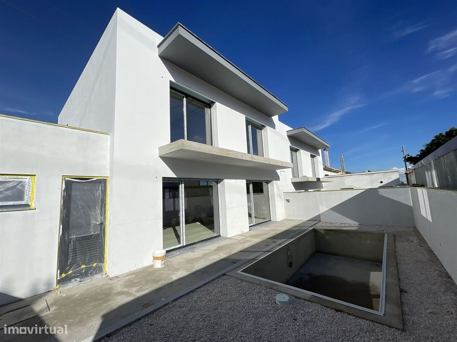 Moradia T4 com piscina em Odivelas