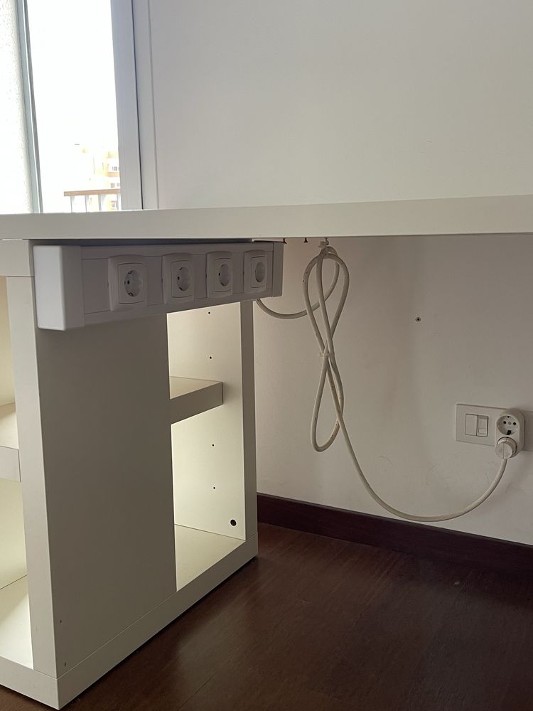 Secretária branca robusta com tomadas elétricas