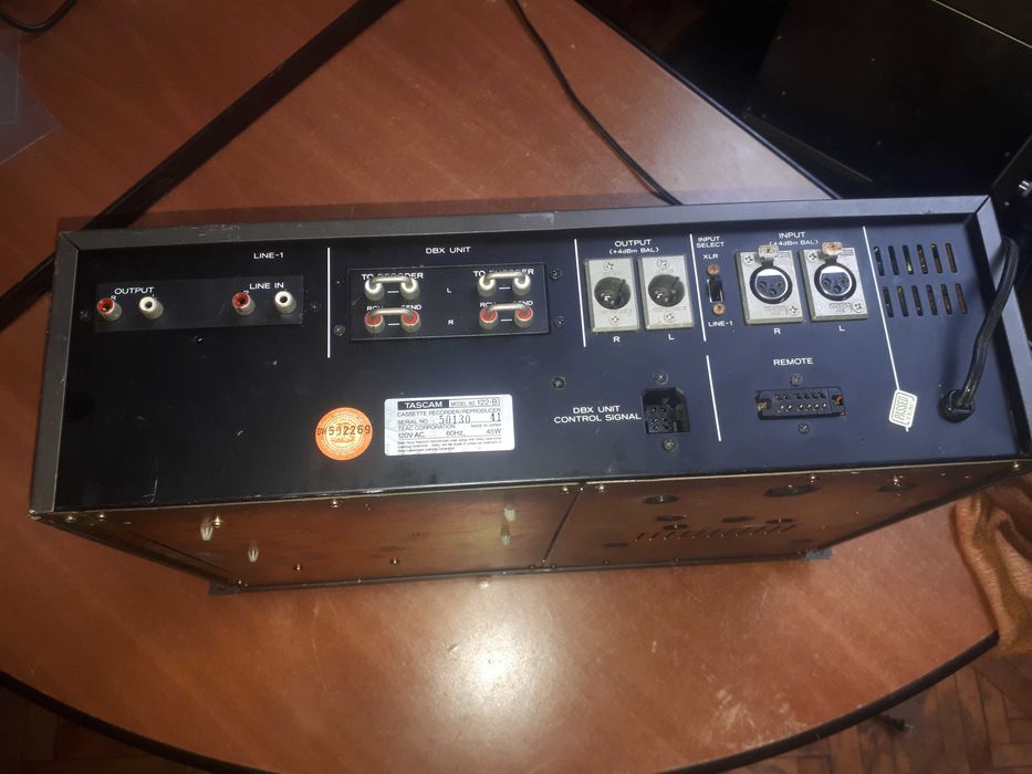 Касетна дека Tascam 122