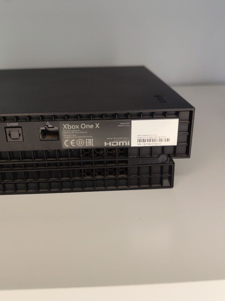 Konsola Xbox One X 1TB napęd + pad + sensor Kinect