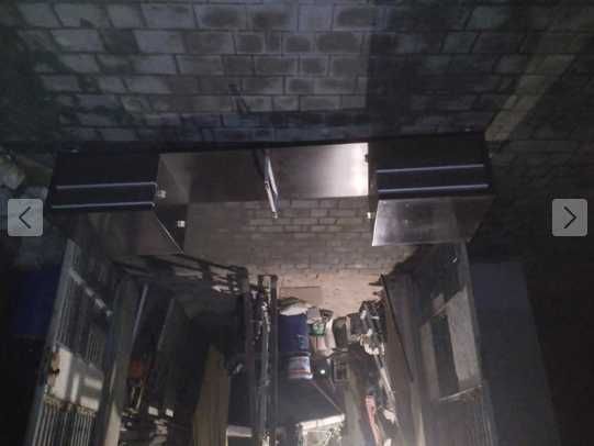 Komoda rtv czarna z szklanymi półkami