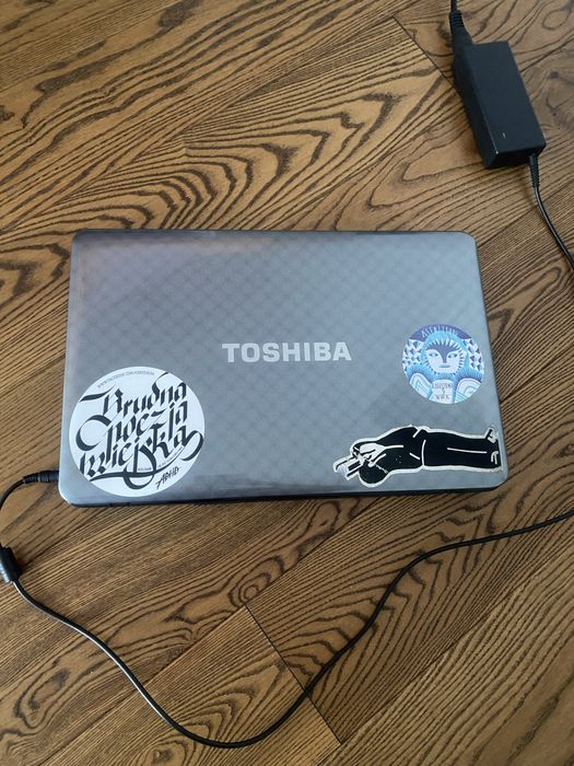 Laptop Toshiba Satellite L755-1J5 procesor i3-2350M 6GB 640 DVD-RW