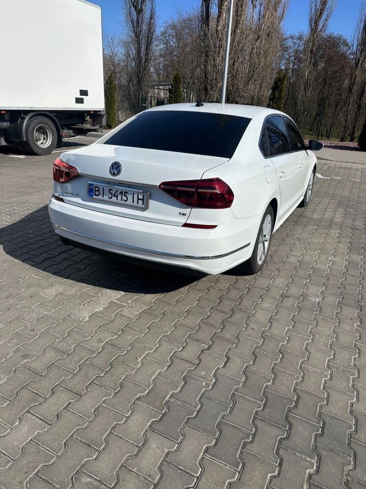 VOLKSWAGEN PASSAT SE 2018 рік 2.0 бензин
