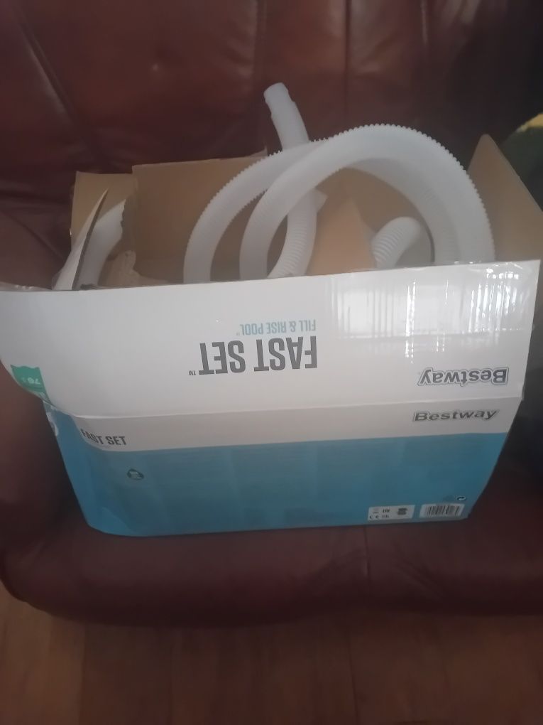 Vende se piscina nova.