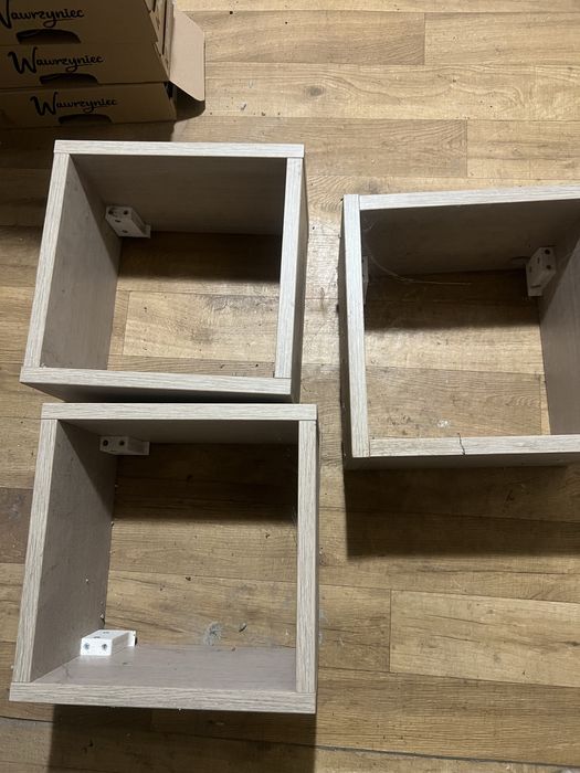 Półki wiszace na sciane