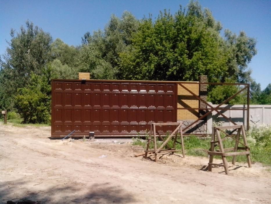 Гаражні секційні ворота.
