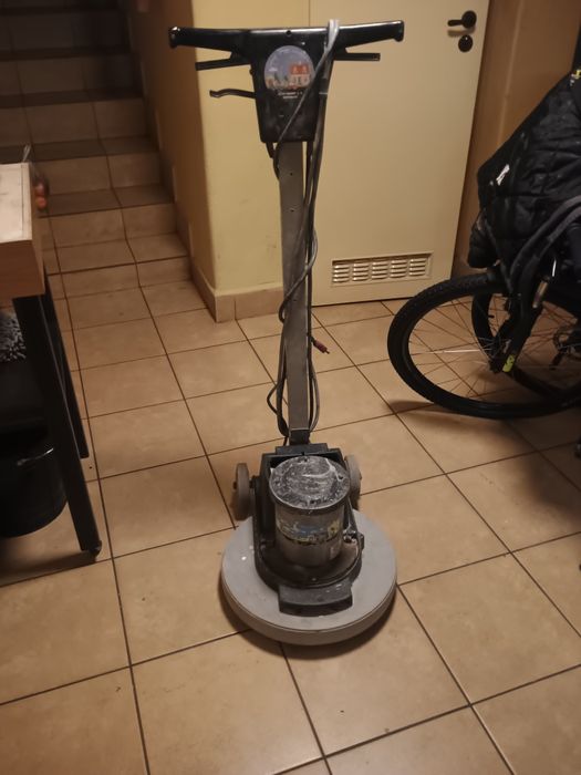 Polerka cykliniarka numatic