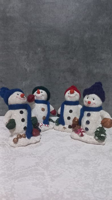Новогодняя статуэтка снеговик в вязаной шапке с шарфиком Германия