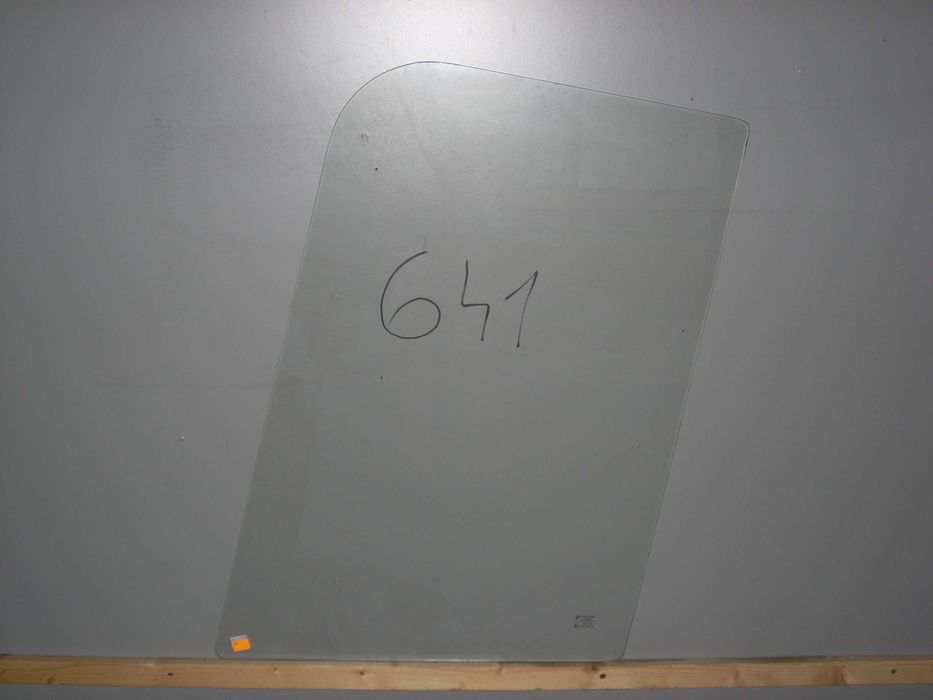 szyba minikoparka CAT 301.6C 301.8C 302.5C - drzwi górna   nr 641