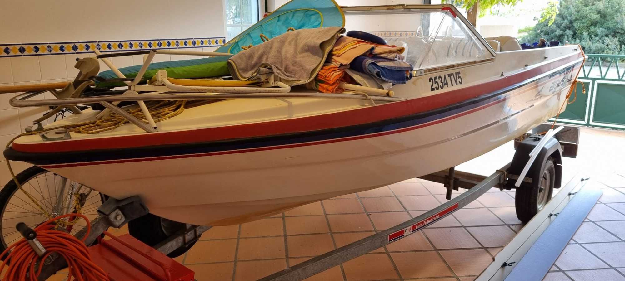 Barco Argus de 4 metros e reboque