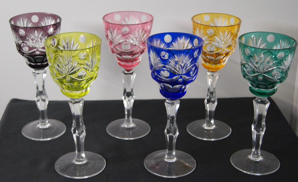 Zestaw sześciu kryształowych kieliszków do wina