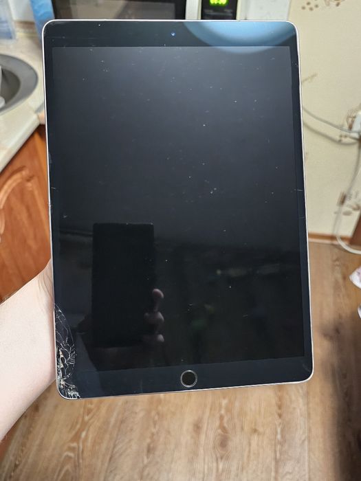 Під Відновлення Планшет Apple iPad Pro 10.5 A1709 64GB Disactivated