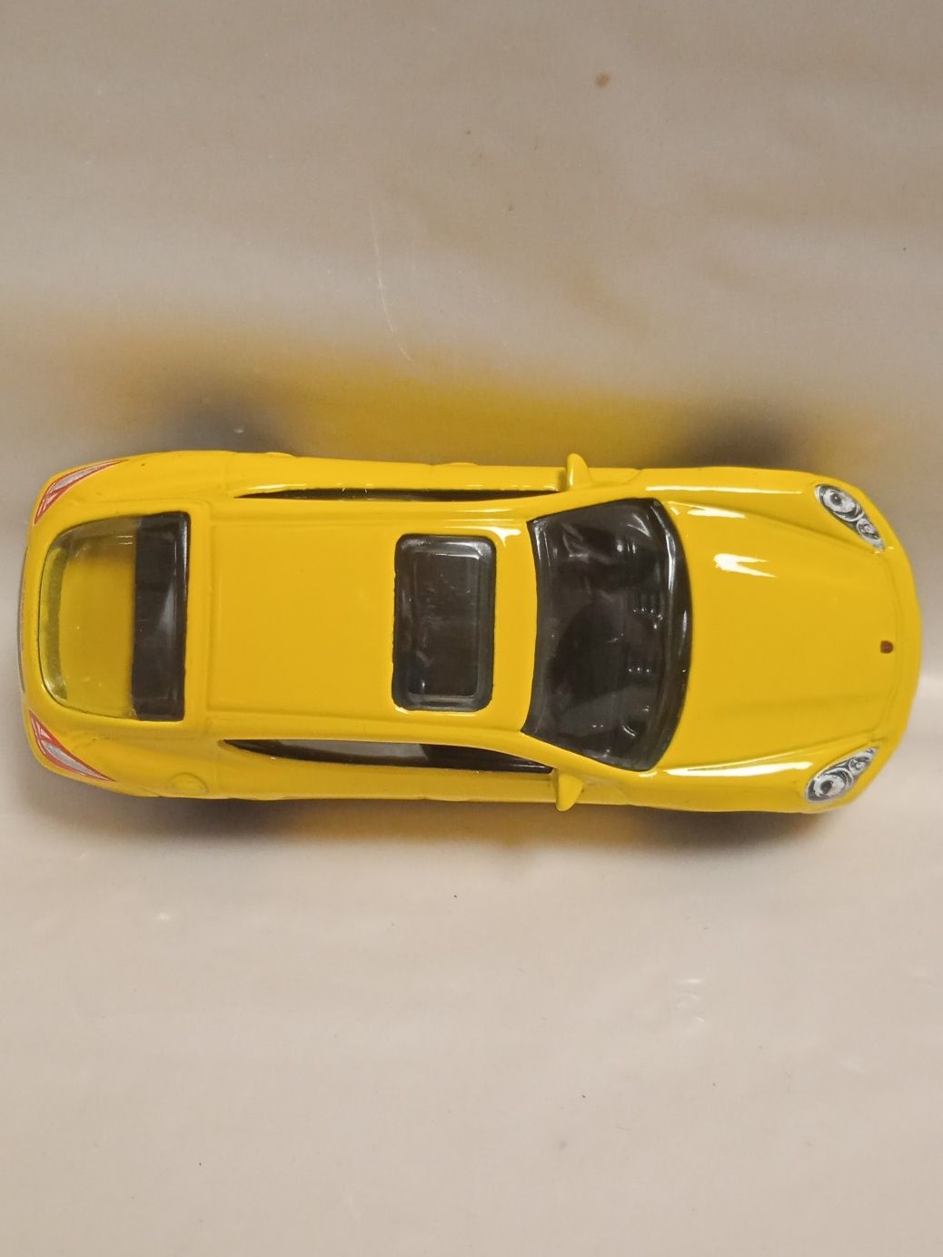 Porsche Panamera 2010 Matchbox żółty