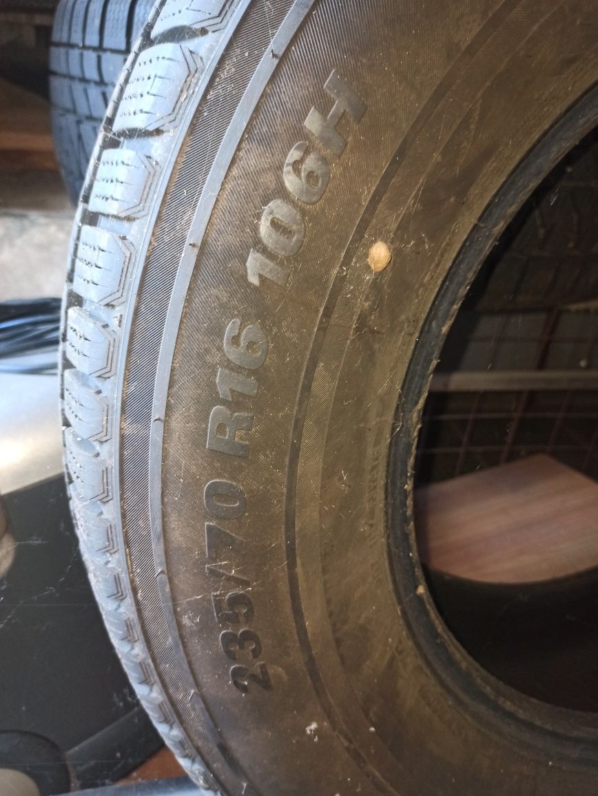 Продам комплект зимової гуми "KUMHO" 2022 р., відкатала 1 зиму. 12000