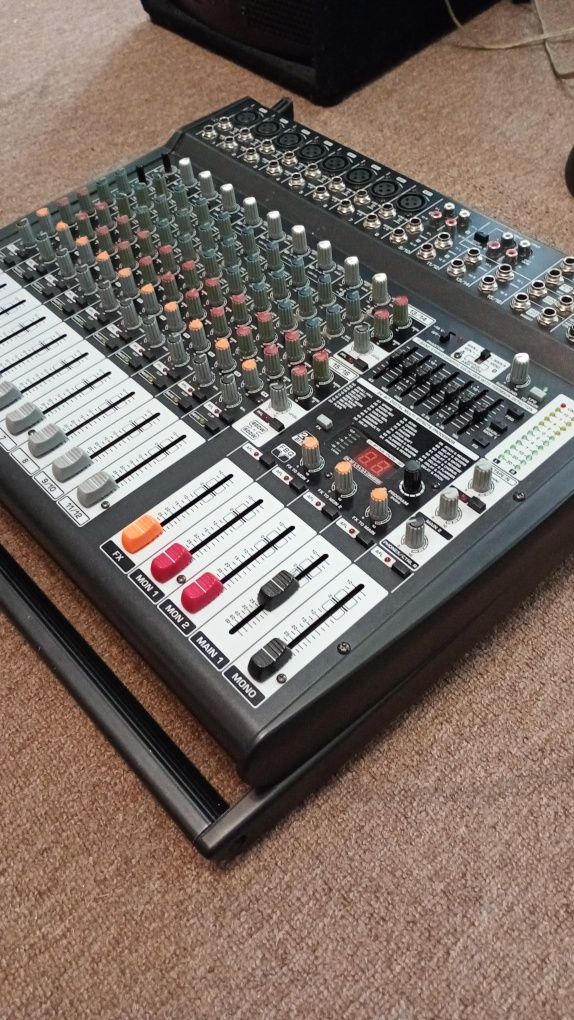 Активный микшерный пульт Behringer EuroPower PMP4000.
