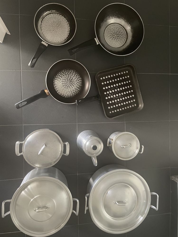 Conjunto 4 panelas e 1 fervedor 2 frigideiras 1 grelhador e 1 wok
