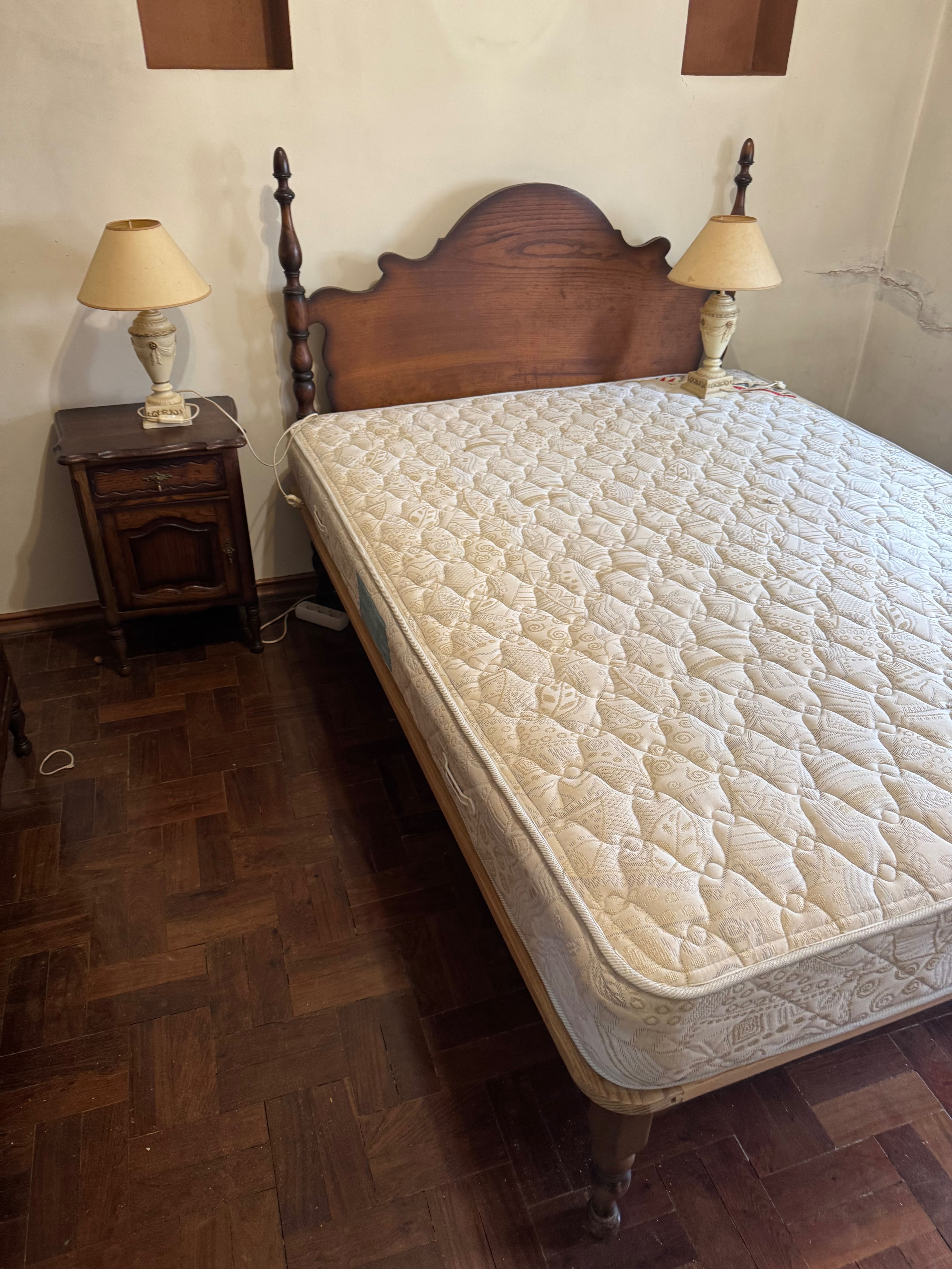 Cama, roupeiro, cómoda e mesinha cabeçeira
