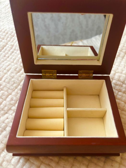 Продам бокс для аксесуарів