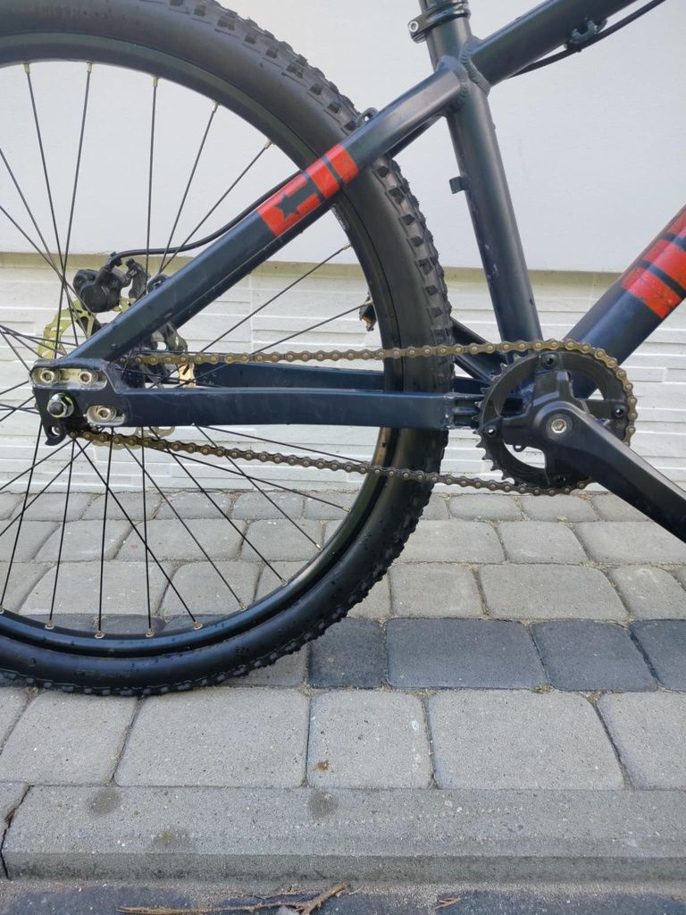 Sprzedam rower dirt w bardzo dobrym stanie.