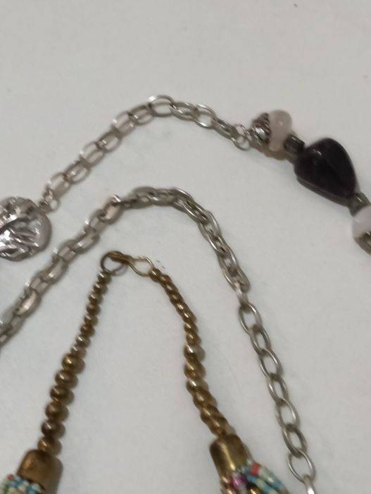 Três belos colares de bijuteria