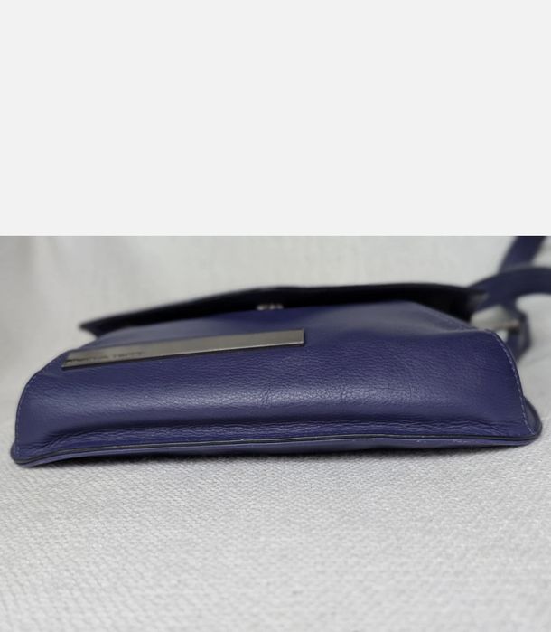 фіолетова шкіряна сумка через плече Pied A Terre