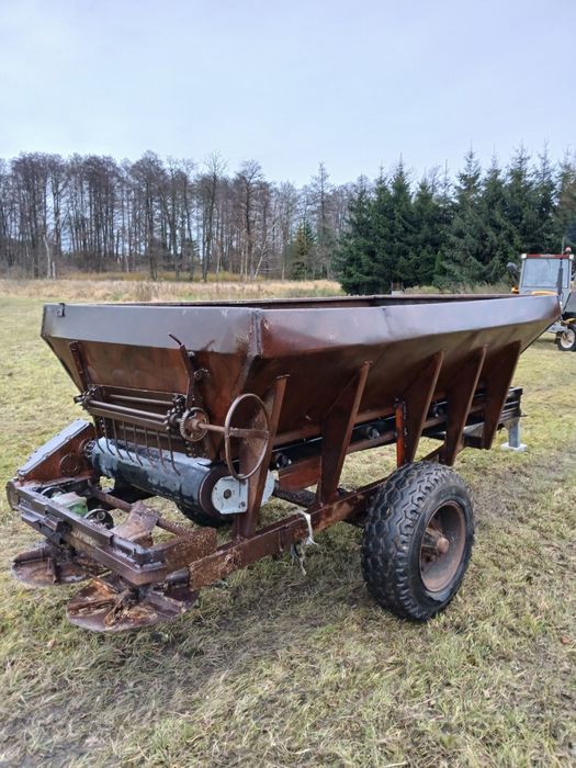 Rozsiewacz wapna rcw3/piast/wapniarka