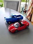 Autka niebieski pick-up i czerwone Ferrari kabriolet