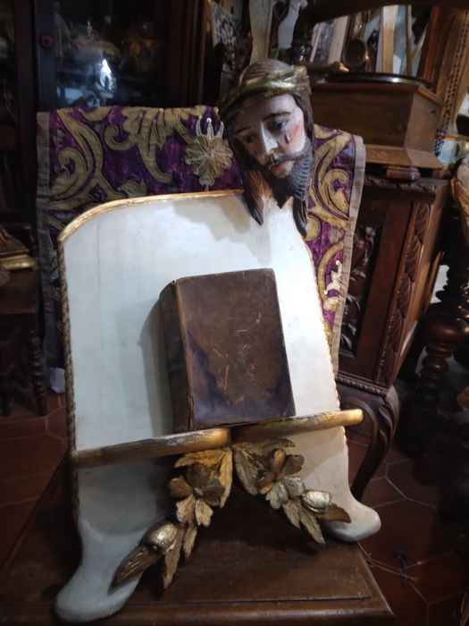 Estante litúrgica  com figura esculpido