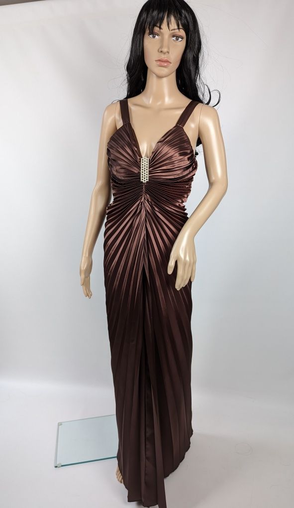 Elegancka brązowa sukienka koktajlowa plisowana ze zdobieniem Jo Lan S