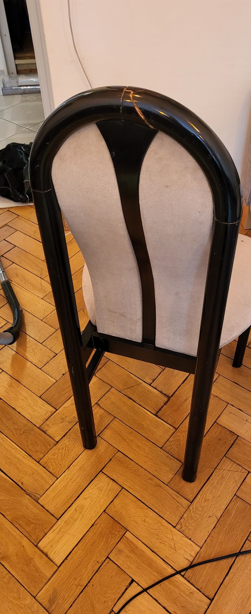 Stół drewniany i krzesła tapicerowane 4 szt Fameg  cena całość
