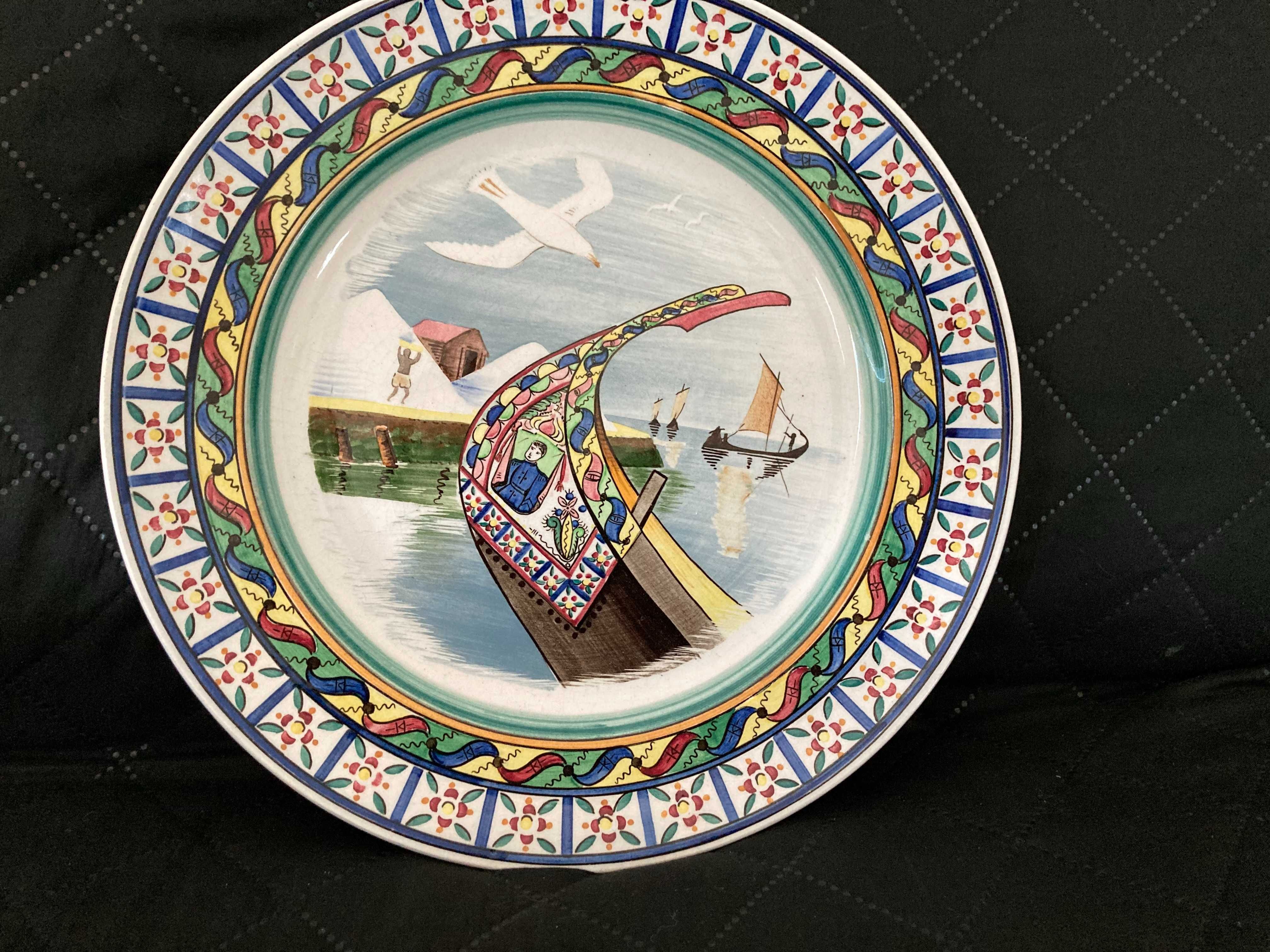 Prato decorativo de cerâmica com moliceiro