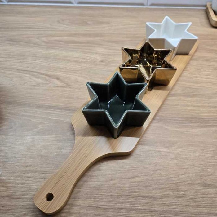 Patera bambusowy deseczka i 3 porcelanowe miseczki wkształcie gwiazdek