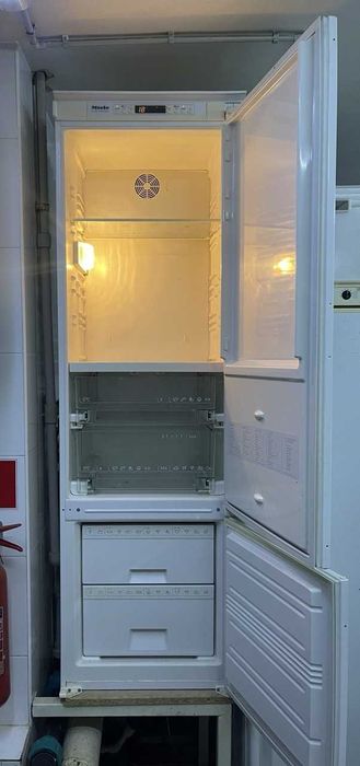 Холодильник Miele KF 680 i