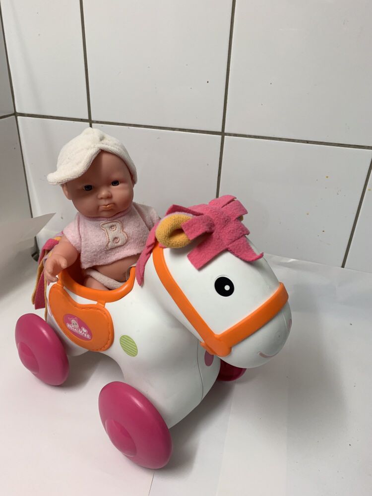 Lalka w jeździku